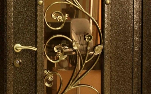 Двери с кованым декором и стеклопакетами